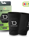 TAPEDESIGN Shinguards Sleeve KIDS in Schwarz mit Verpackung – leichte Schienbeinschoner Sleeves für Kinder