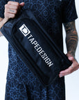 Detailansicht vom TAPEDESIGN Fussball Shoebag Schwarz mit robustem Material und Reissverschluss für Fussballschuhe