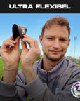 Person zeigt ultraflexiblen TAPEDESIGN Schienbeinschoner auf dem Fussballplatz