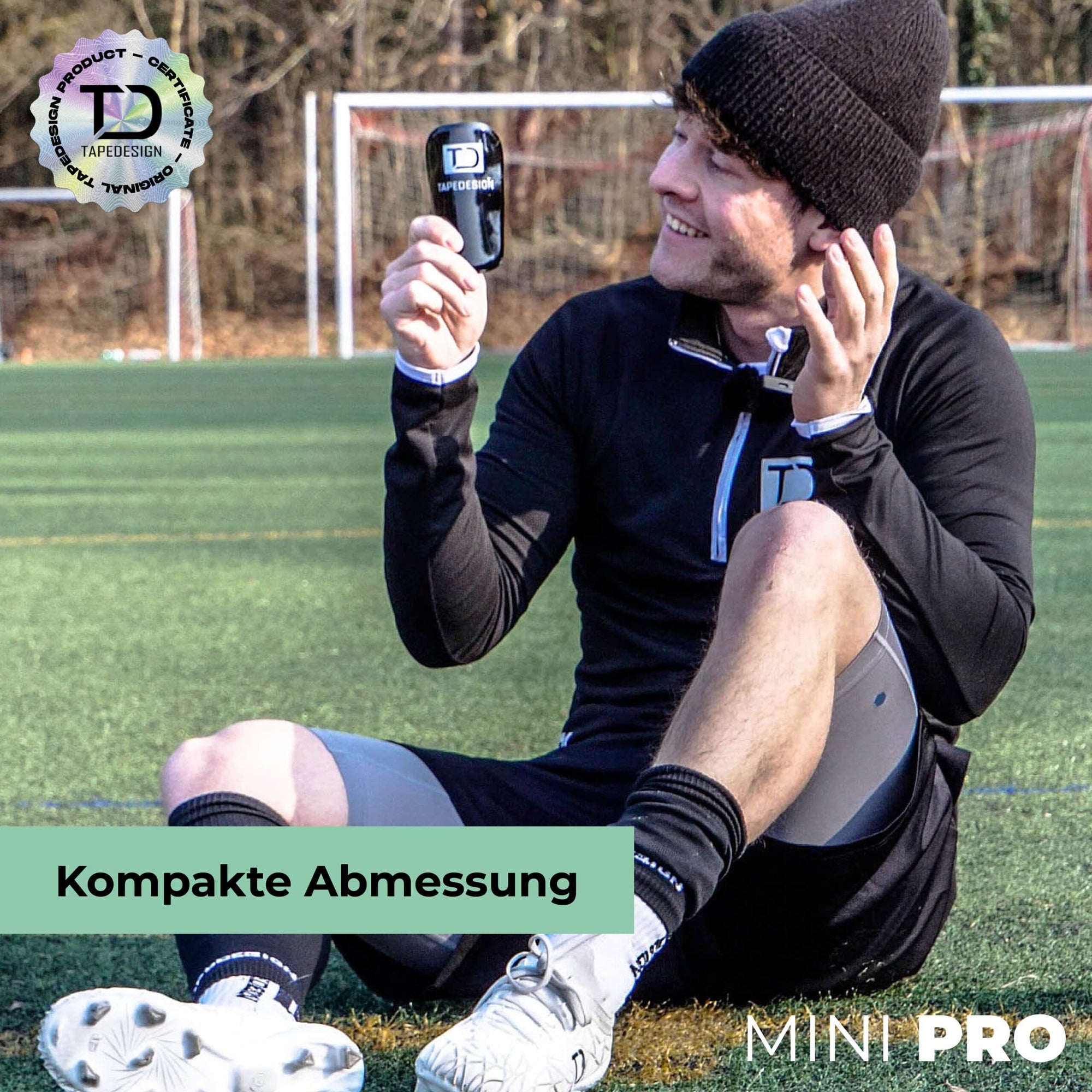 Fussballer zeigt die Tapedesign Mini Schoner