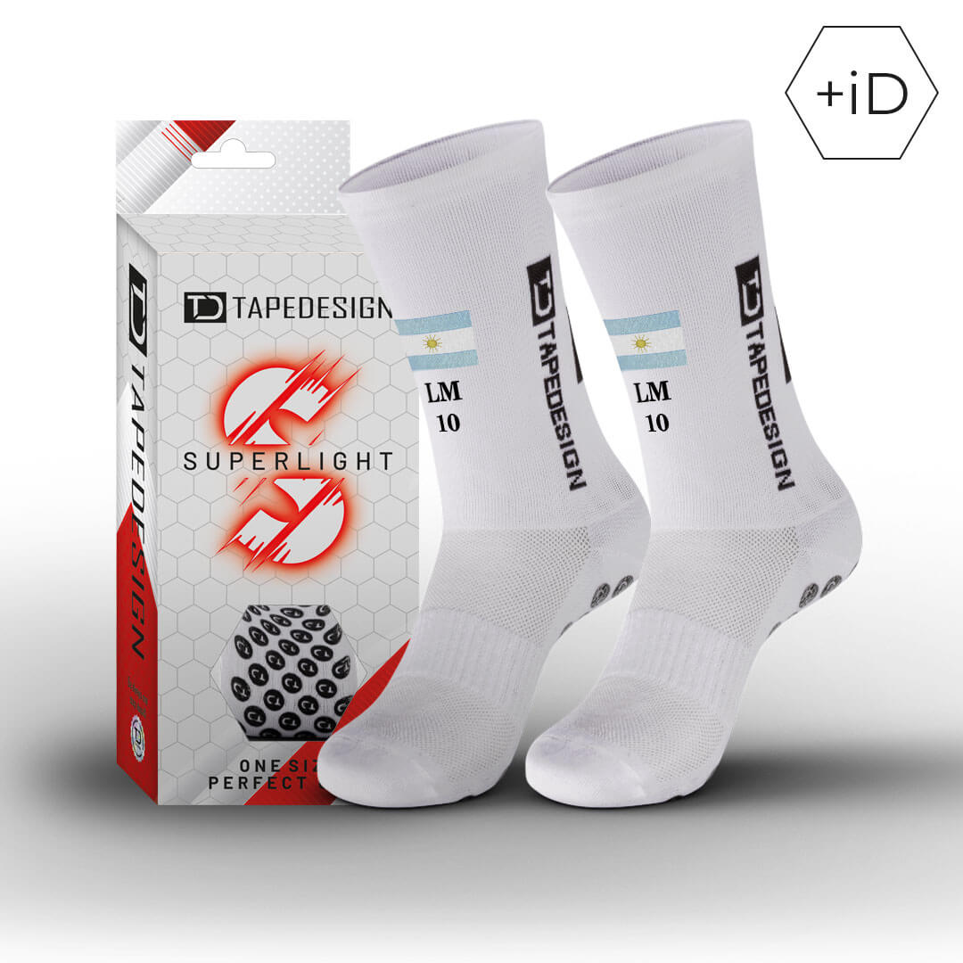 Personalisierte Tapedesign Superlight Socken mit Initialen, Nummer und Flagge – von Hand bestickt in der Schweiz