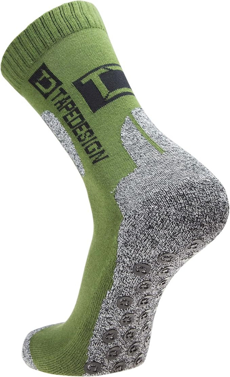 Grüne TapeDesign Outdoor Grip Socks von hinten fotografiert.