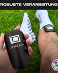 TAPEDESIGN FLEX Schienbeinschoner in der Hand und am Bein getragen