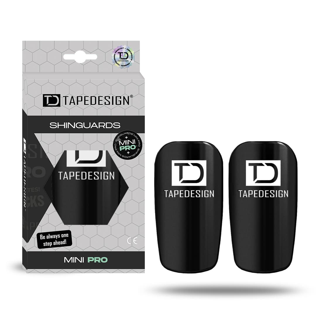 Ultraleichte TAPEDESIGN® Schienbeinschoner Mini Pro in Schwarz – Vorderansicht auf weißem Hintergrund