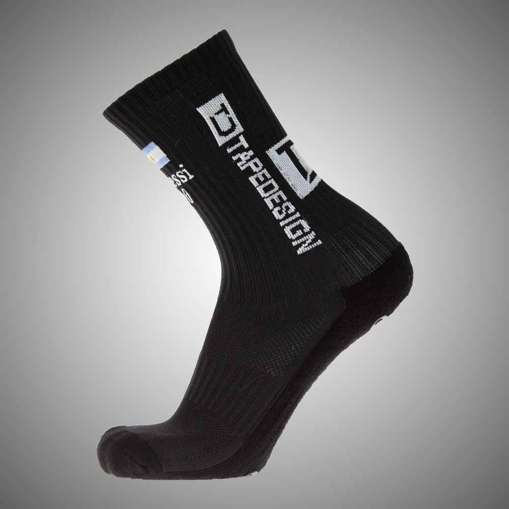 Personalisierte Tapedesign Kids Socken mit Initialen, Nummer und Flagge – von Hand bestickt in der Schweiz