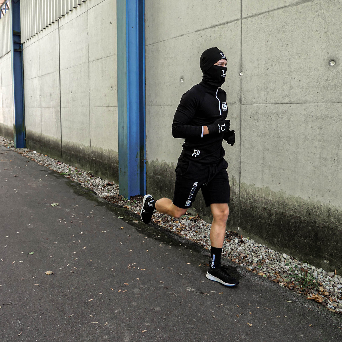 Tapedesign Winterset mit Beanie, Halswärmer und Handschuhen beim Lauftraining