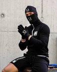 Sportler trägt schwarze Tapedesign Beanie, Halswärmer und Handschuhe aus dem Winterset